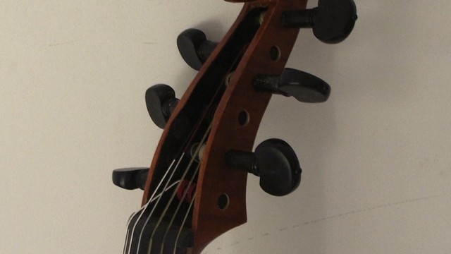 Basse de viole 6 cordes avec tête sculptée et touche en ébène – Prix : SOLD / B204